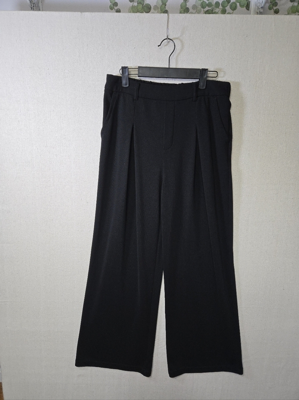 LOQ Black Wide-Leg Pleated Trousers W Pockets